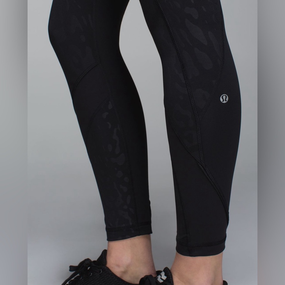 Lululemon Inspire Tight II
Animal Swirl Embossed Black / Black Size 4
